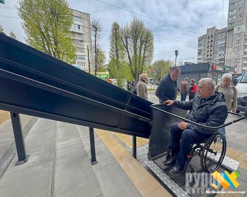 У Житомирі облаштували сучасний підйомник у багатоповерхівці на вулиці Івана Огієнка, 1/34