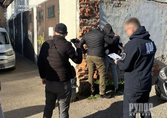 Працівнику служби судової охорони повідомлено про підозру у збуті канабісу