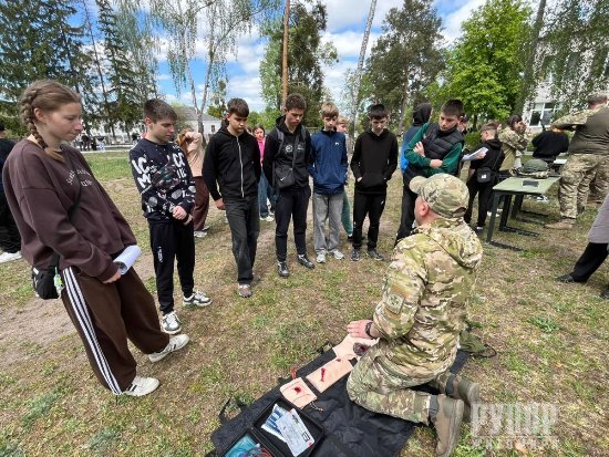 На Житомирщині прикордонники провели для школярів уроки практичної безпеки