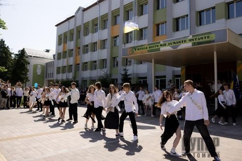 6 червня пролунають "останні дзвоники" для понад 4,5 житомирських випускників