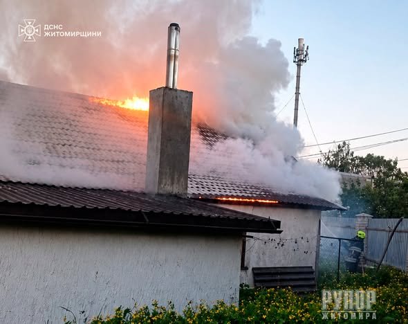 У Звягелі рятувальники ліквідували загоряння даху приватної оселі