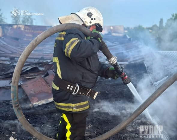 У Олевську рятувальники ліквідували загоряння неексплуатованої двоповерхової будівлі