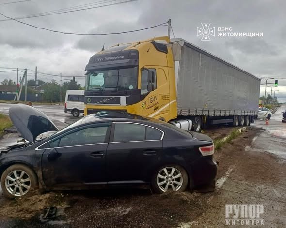 Поблизу Коростеня рятувальники деблокували жінку із понівеченої автівки