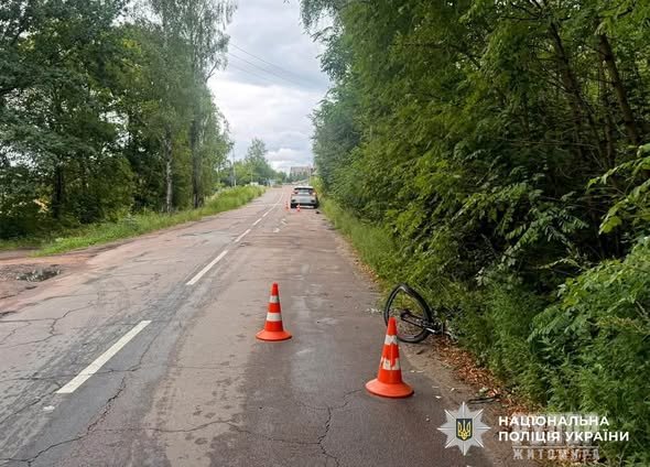 У Житомирі поліцейські розслідують обставини травмування 8-річного велосипедиста під колесами легковика