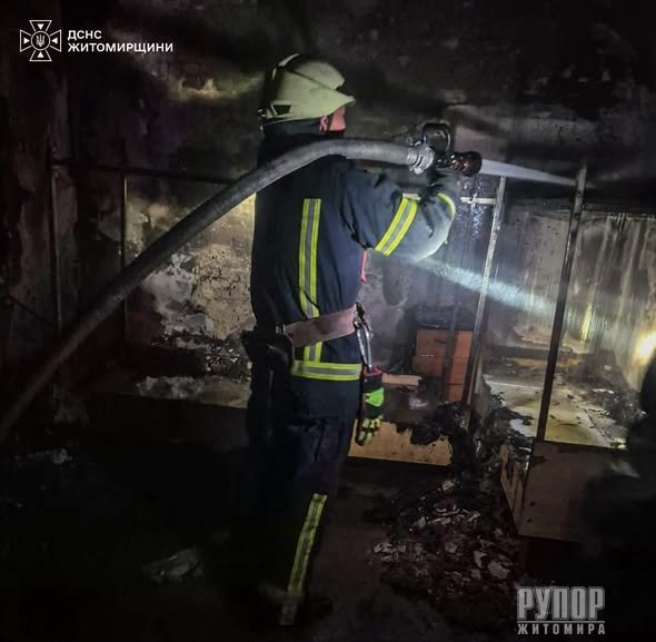 У Житомирському районі під час пожежі на підприємстві загинула людина, ще одну врятували фахівці ДСНС