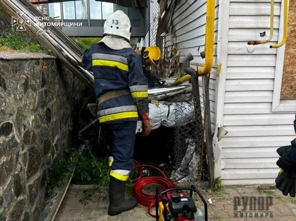 У Малині рятувальники дістали з легкового автомобіля водія та 15-річного пасажира, які постраждали внаслідок ДТП