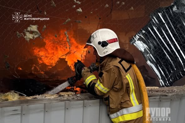 На Житомирщині рятувальники ліквідували пожежу, що виникла внаслідок російського обстрілу на території одного з підприємств