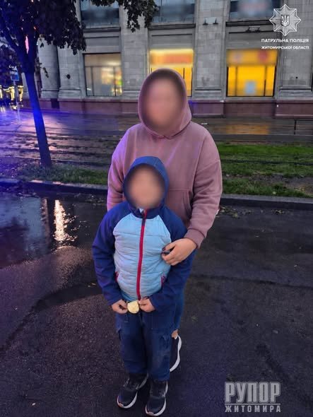 Житомирські патрульні допомогли повернути додому дитину та літнього чоловіка