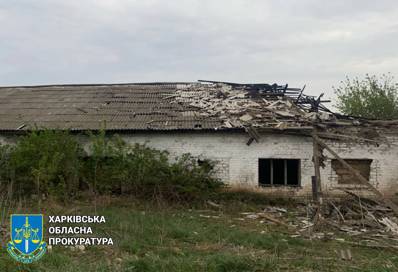 Правоохоронці зафіксували наслідки російських авіаударів по селу на Купʼянщині