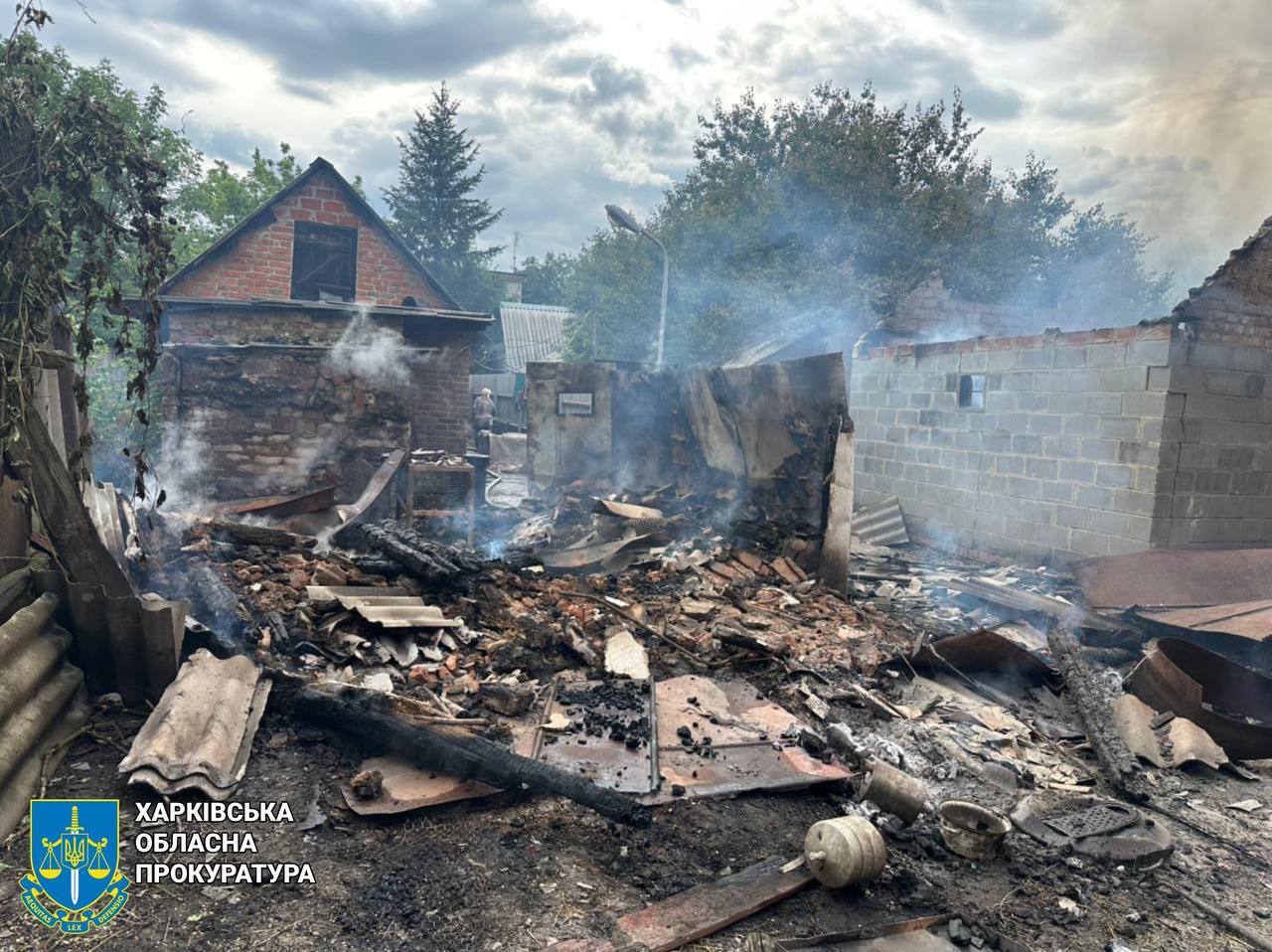Росіяни вдарили дронами по селу на Харківщині: постраждав літній чоловік