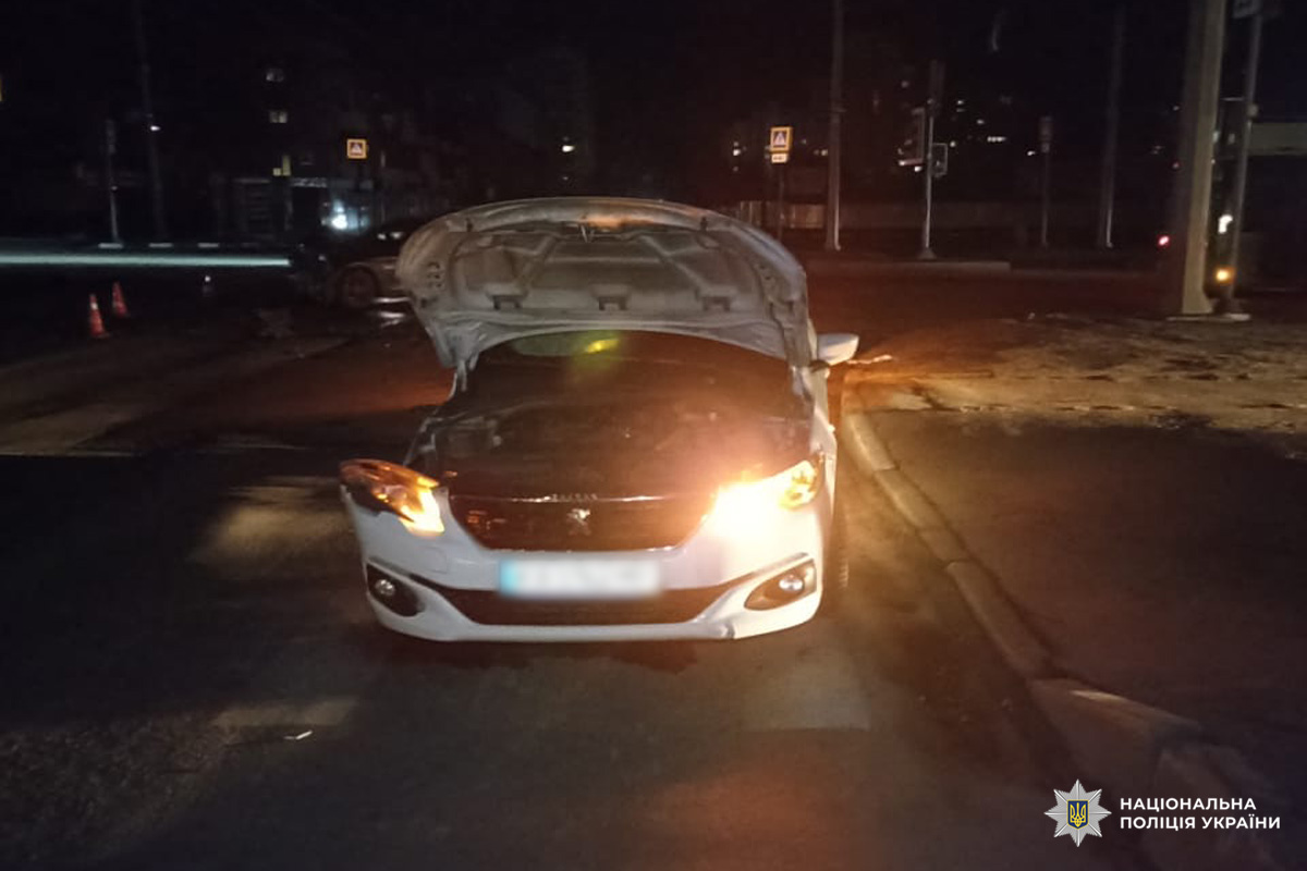 У Харкові зіткнулися BMW та Peugeot: двоє постраждалих (фото)