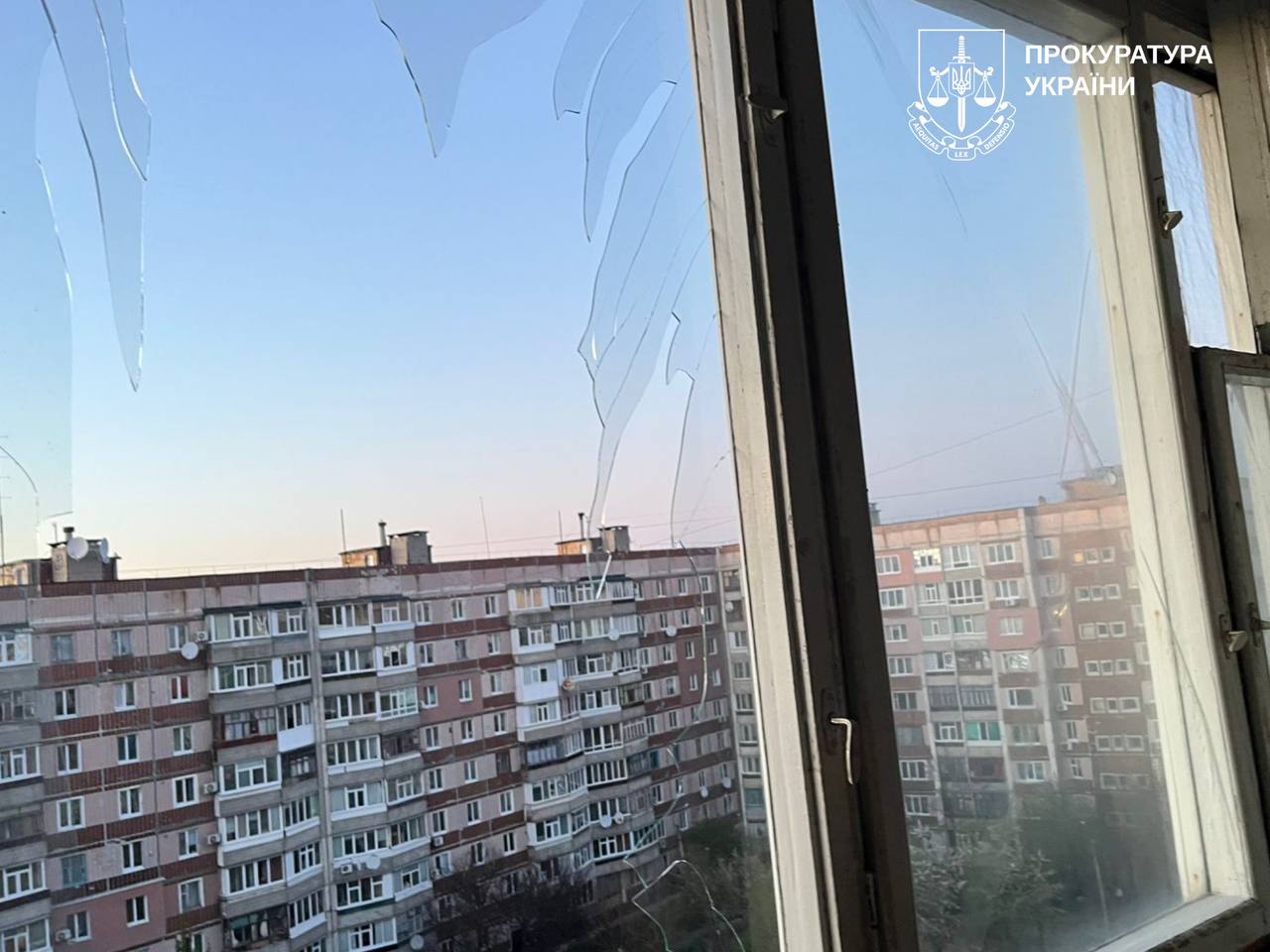 Російський БпЛА поцілив у багатоповерхівку в Лозовій: постраждала жінка (фото)
