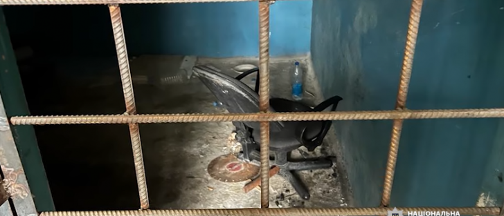 Молитва на стене и инструменты пыток: в полиции показали видео из тюрьмы оккупантов в Волчанске