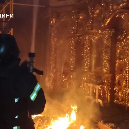 Росіяни обстріляли центр Вовчанська: загорілися церква, кафе та будинок (Фото)