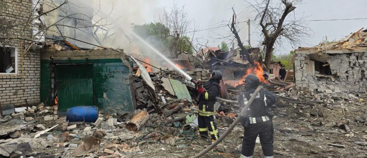 Удар авіабомбою по будинку в Дергачах: рятувальники гасили пожежу 5 годин (Фото)