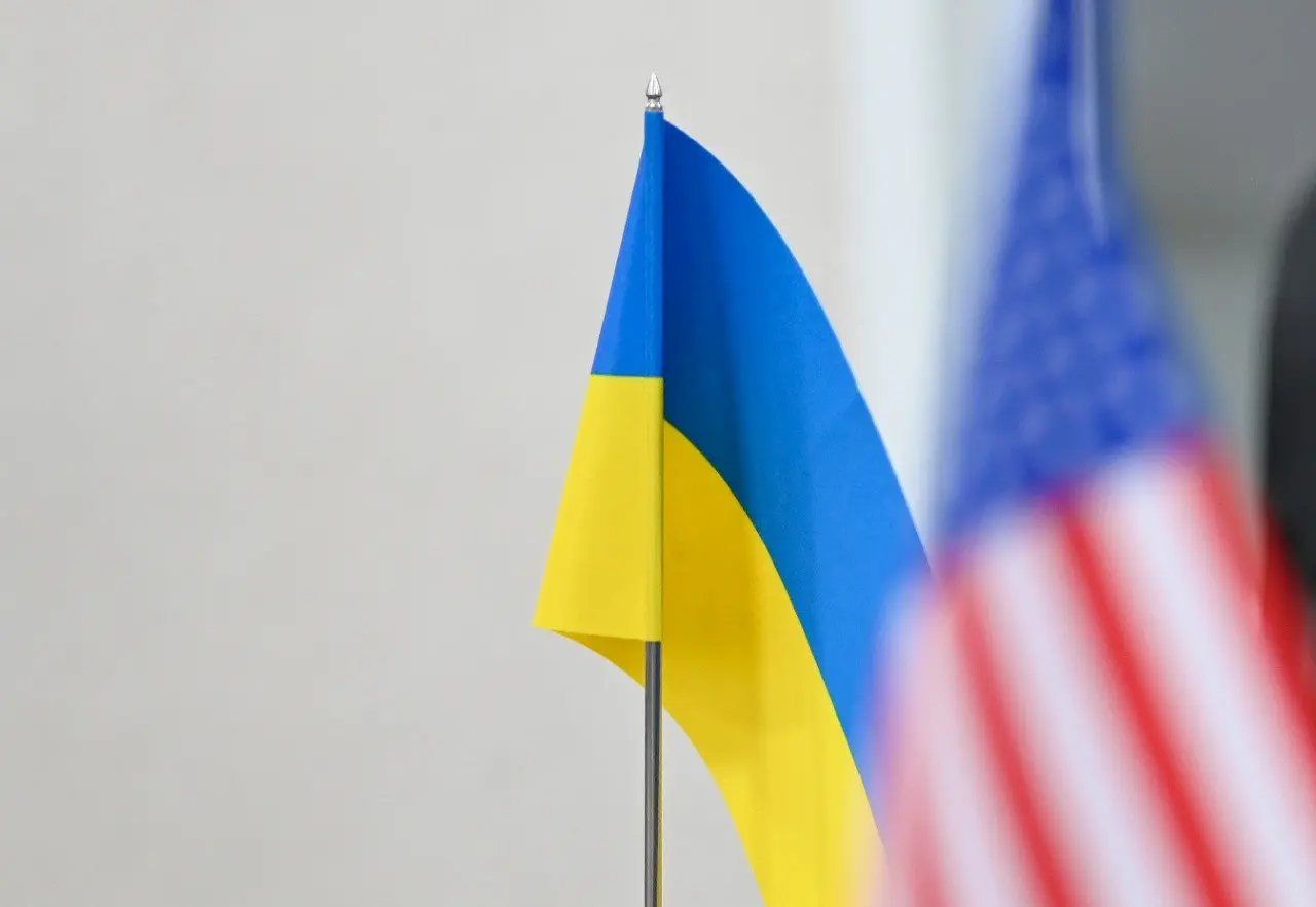 Розкол у сприйнятті союзників: більшість українців відчувають тиск з боку США, але віра в допомогу Європи зростає
