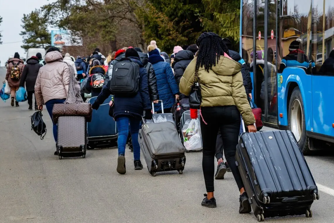 Пасажиропотік на кордоні: за добу з України виїхали 48 тисяч людей, а повернулися — 55 тисяч