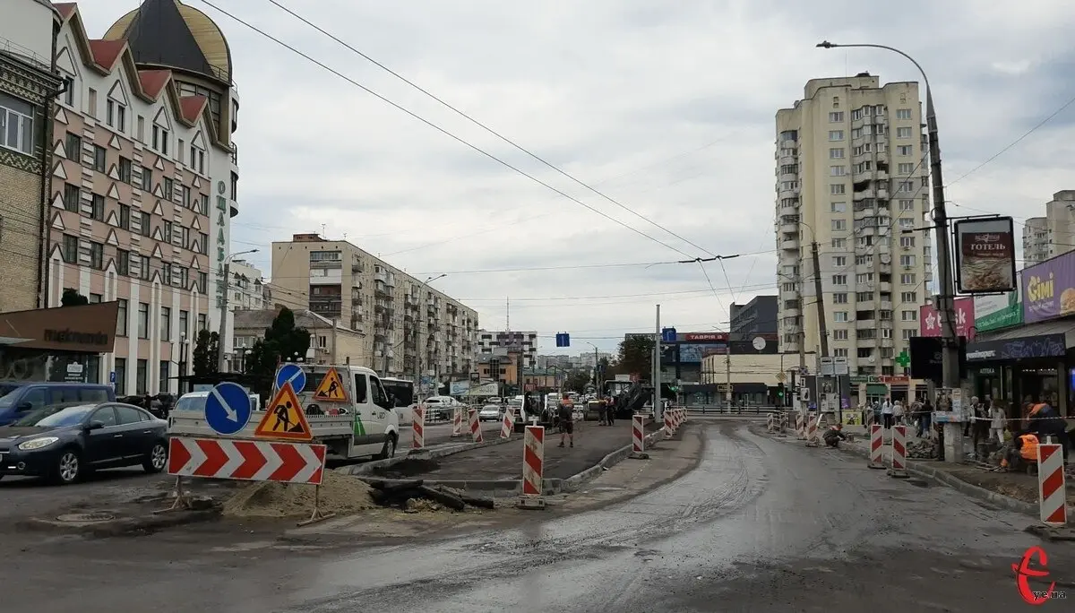 Поділ маршрутів на Кам’янецькій: із 2 вересня у Хмельницькому змінюють рух транспорту на зупинці «Торгівельний центр»