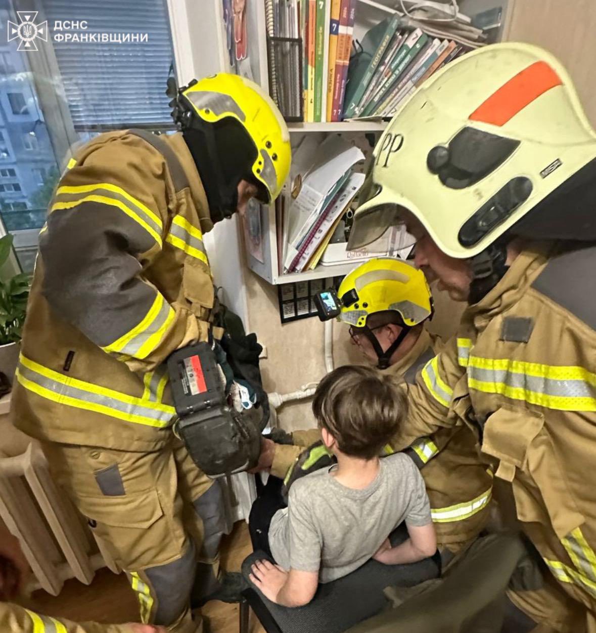У Франківську нога хлопчика застрягла в батареї: його визволяли рятувальники (ФОТО)