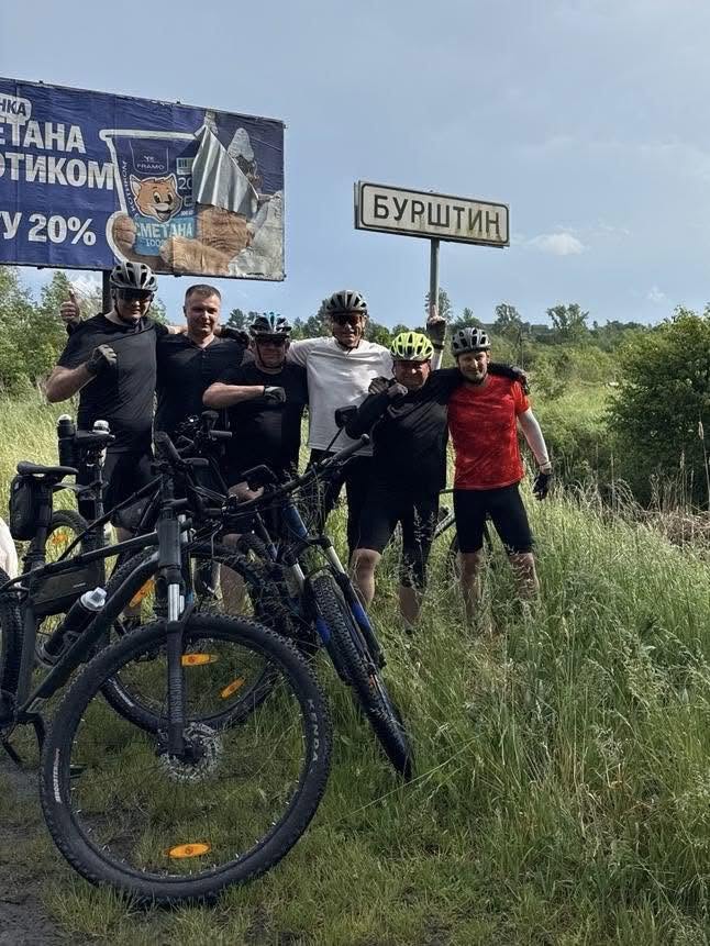 Енергетики проїхали 584 км на велосипедах з Києва до Бурштина на честь українських захисників (ФОТО)