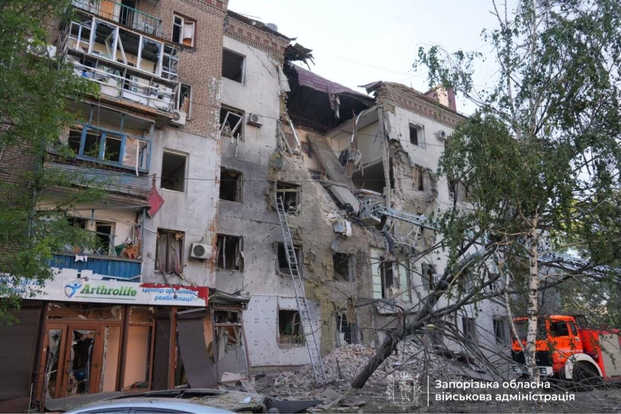Щонайменше дві людини загинули, ще четверо постраждали: росіяни атакували КАБами місто Запоріжжя (ФОТО)