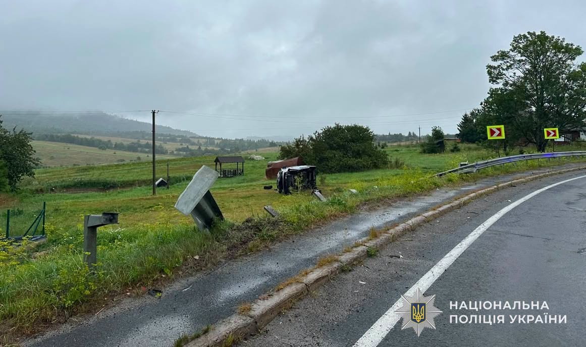 На Львівщині перекинувся мікроавтобус: до лікарні потрапили четверо жителів Прикарпаття