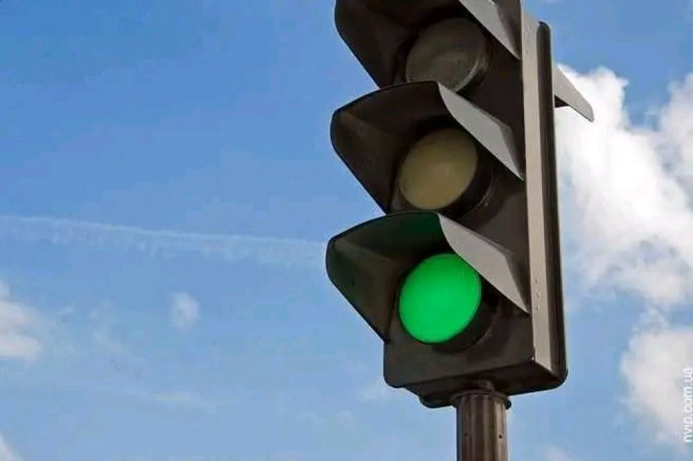У Долині запрацював світлофор на Облісках: водії скаржаться на затори