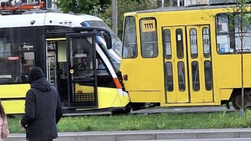 У Львові внаслідок аварії трамваїв пошкоджено новий багатосекційний “Електрон”