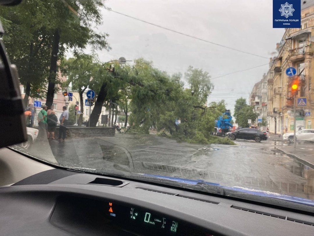Сильна негода у Києві: вулиці затопило, під воду пішли авто на парковці (відео)