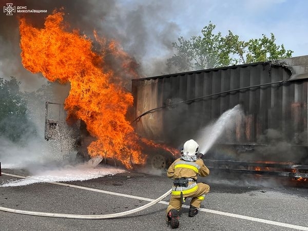 На Миколаївщині загорілася вантажівка під час руху: відео пожежі