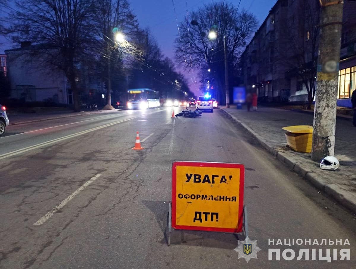 У Житомирі під колесами авто загинув 20-річний мотоцикліст (фото)