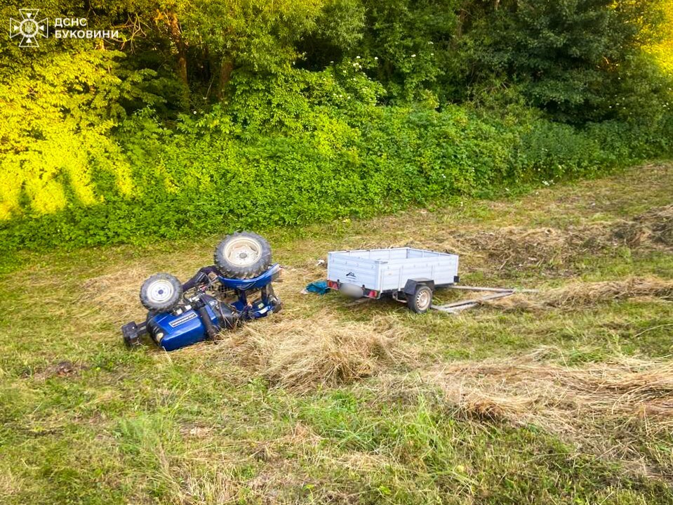 Загинув чоловік під час роботи на тракторі