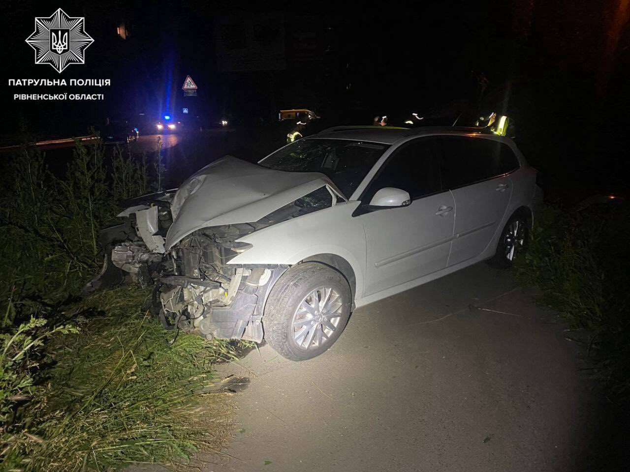 У Рівному 28-річний водій влетів в електроопору: фото наслідків