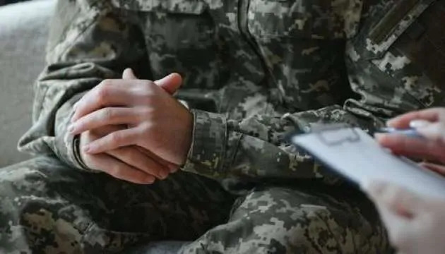«Поводив себе незвично»: у центрі Франківська поліція випадково виявила військового у статусі СЗЧ (фото)