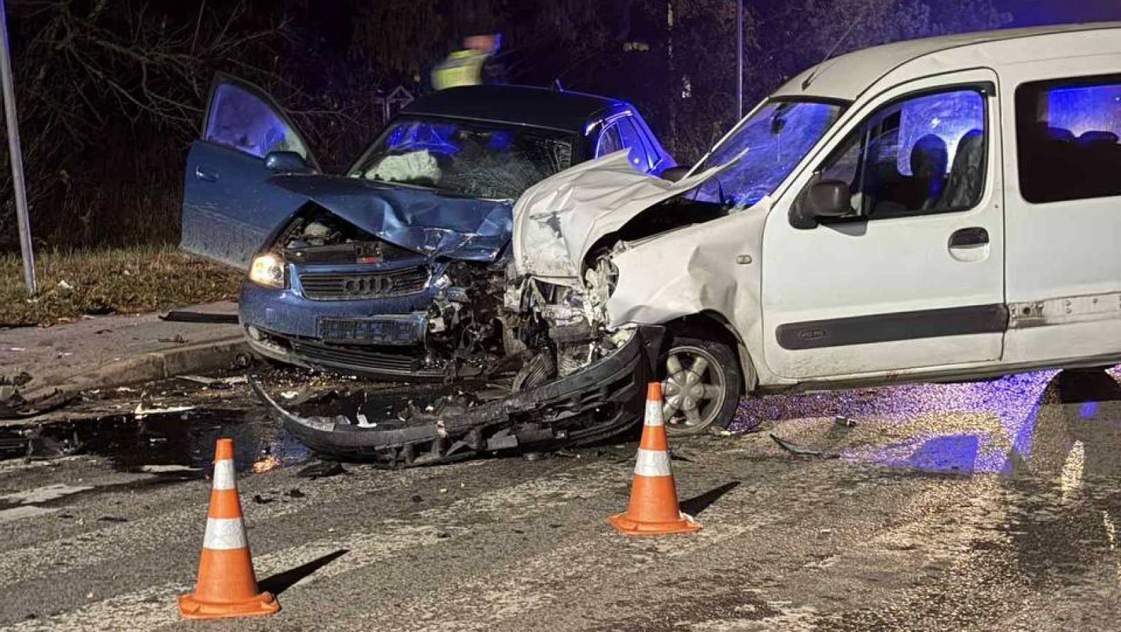 У Львові сталась лобова ДТП: троє людей у лікарні (фото)