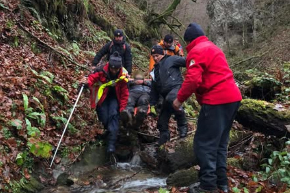Ледь не загинув від переохолодження: у горах Закарпаття врятували харків’янина (фото)