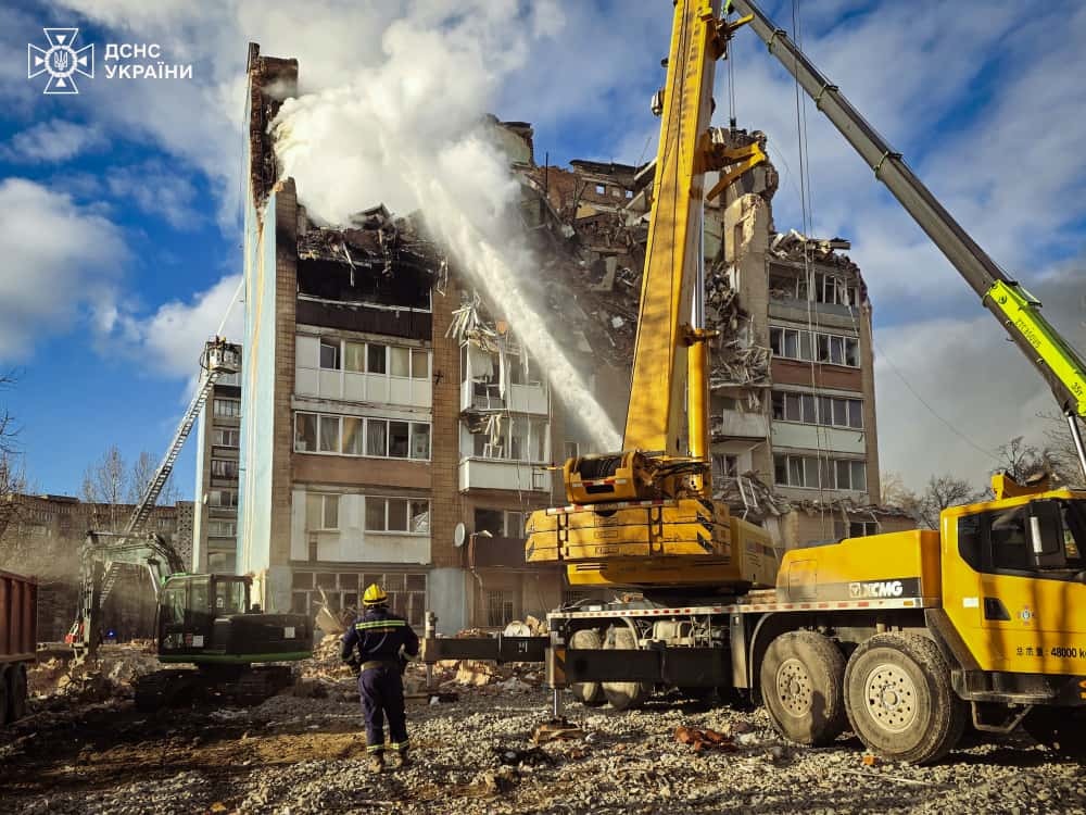 У ДСНС назвали кількість жертв внаслідок російського удару по багатоповерхівці у Тернополі (фото)