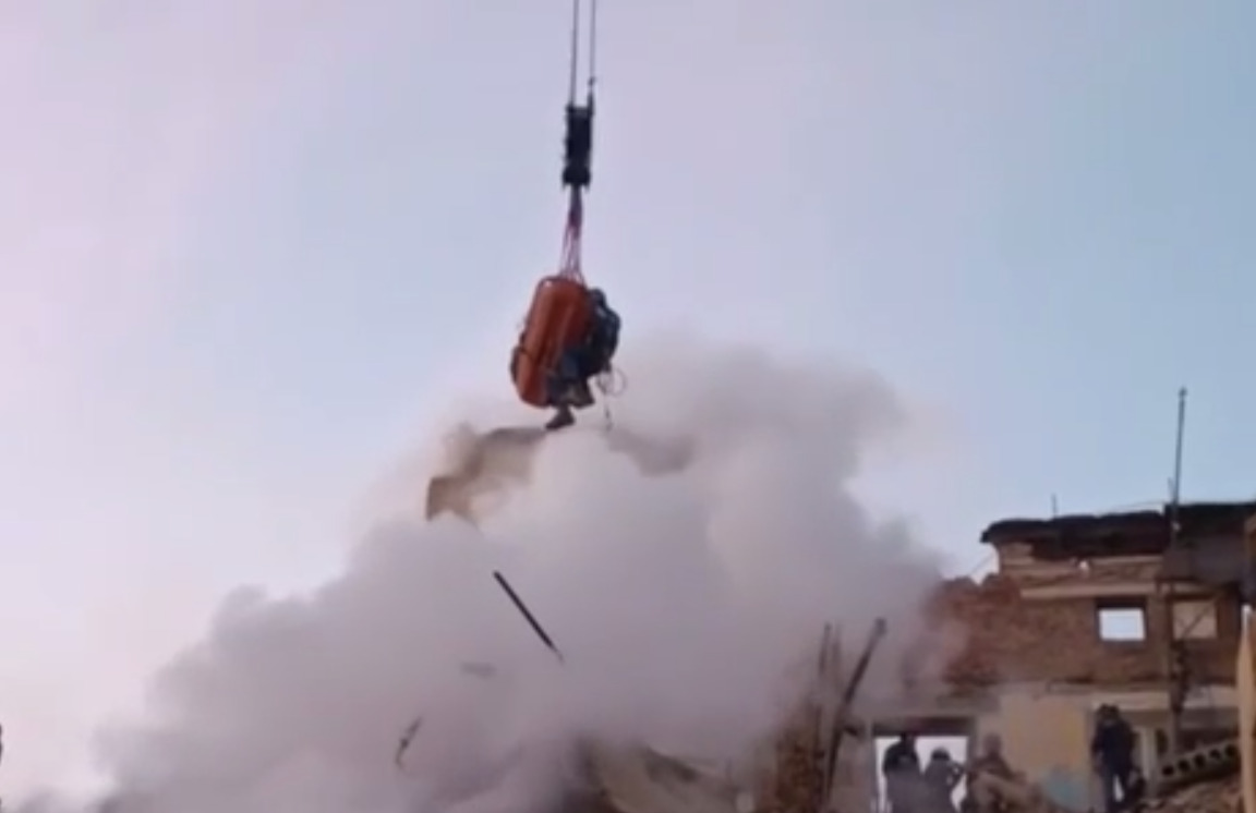 «Він – живий!»: як у Тернополі з-під завалів діставали постраждалого (відео)