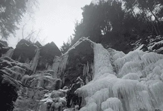 Манявський водоспад на Прикарпатті повністю замерз через морози (фото)