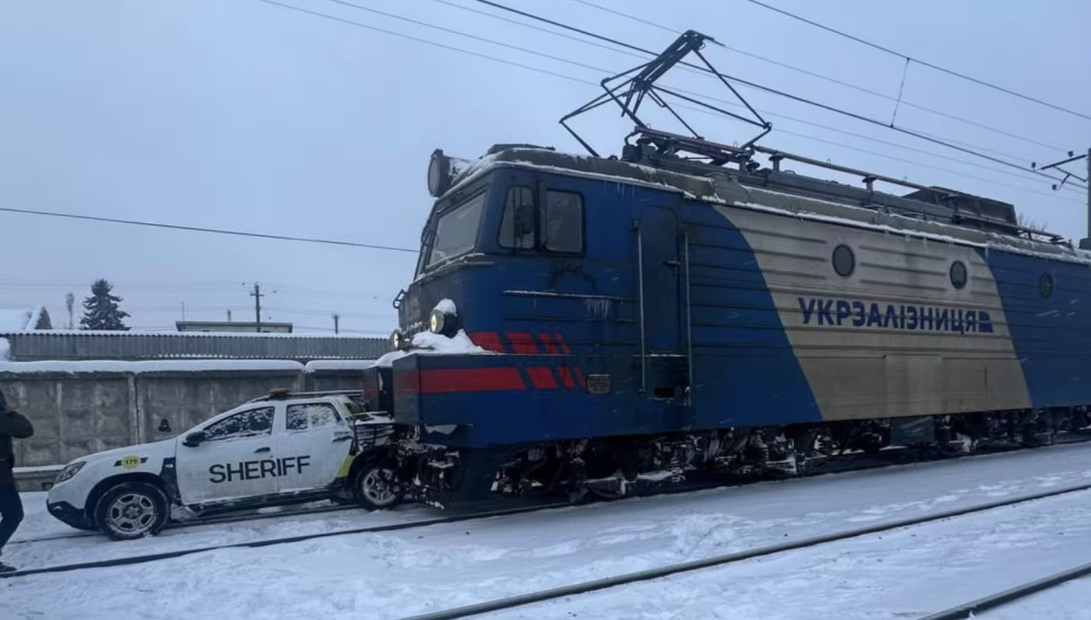 Поблизу Львова вантажний поїзд зіткнувся з легковиком