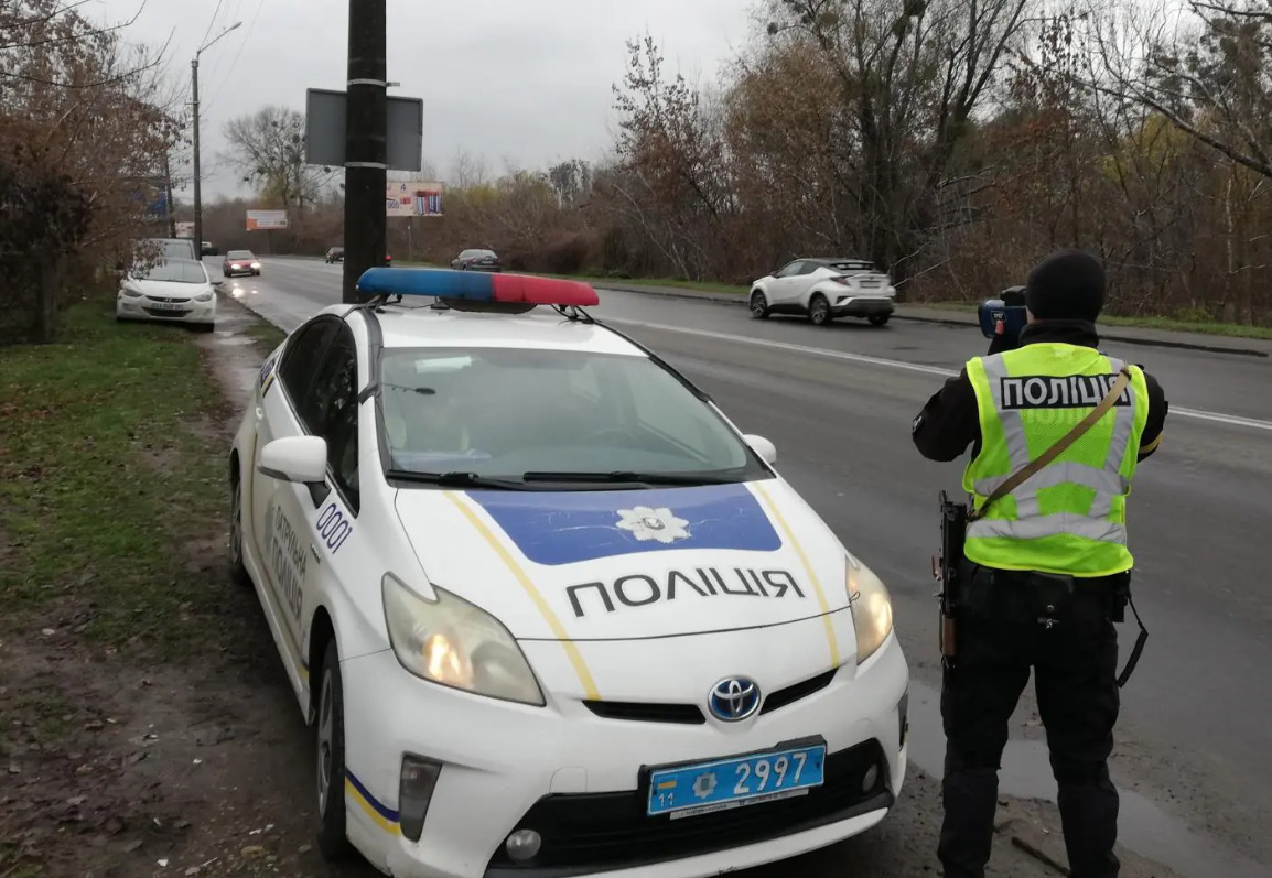 Погоня за життям: на Волині патрульні супроводили до лікарні авто з пацієнткою (відео)