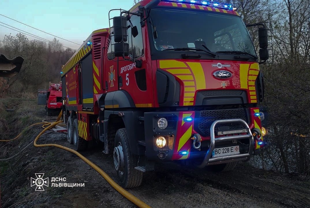На Львівщині на Великдень згорів будинок: фото пожежі
