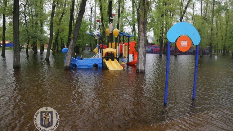 Лавочки и детские площадки. В Киеве начал резко подниматься уровень воды в Днепре. Фото