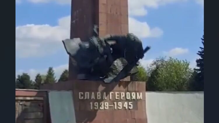 В Ровно снесли с постамента фигуры солдат на последнем памятнике города с советской символикой. Видео