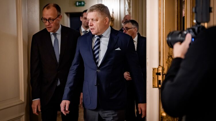 "Кто согласен, пусть едет воевать". Фицо объяснил студентам, почему он против плана помощи ЕС для Киева