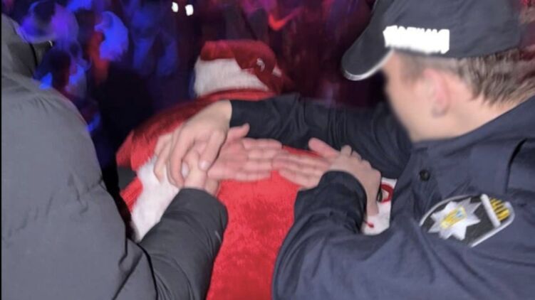 В Киеве полиция оштрафовала работника клуба, который задержал "Санта Клауса" на вечеринке
