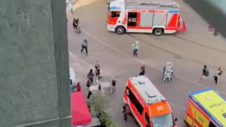 В центре Лейпцига авто врезалось в толпу. Есть погибшие и раненые