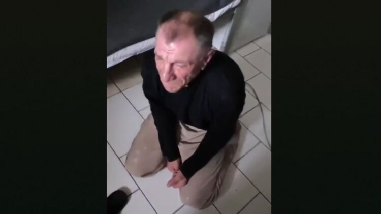 Заставляли приносить тапки в зубах. В Сети распространяется видео унижения сотрудника ТЦК в одесском СИЗО