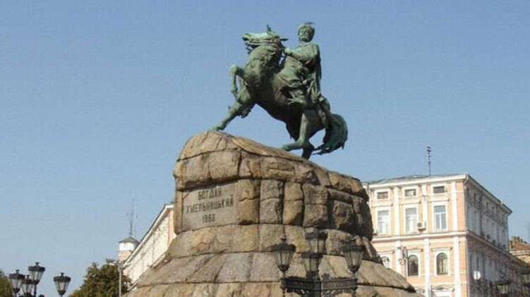В Киеве сняли защиту с памятника Богдану Хмельницкому, несмотря на обстрелы. Видео