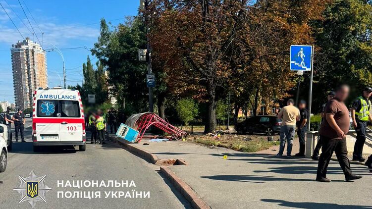 В Киеве иномарка влетела в остановку и убила двух женщин